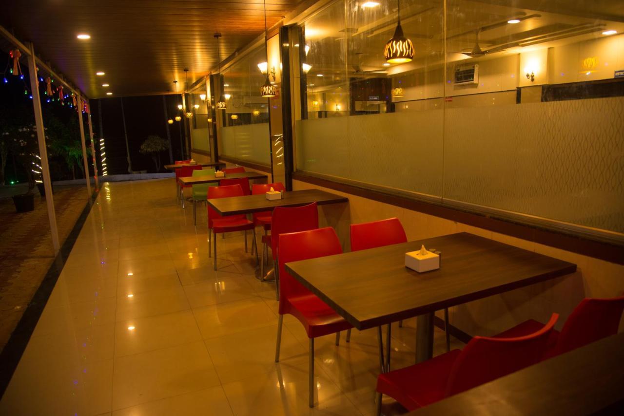 Hotel Rajratna Executive Supe エクステリア 写真